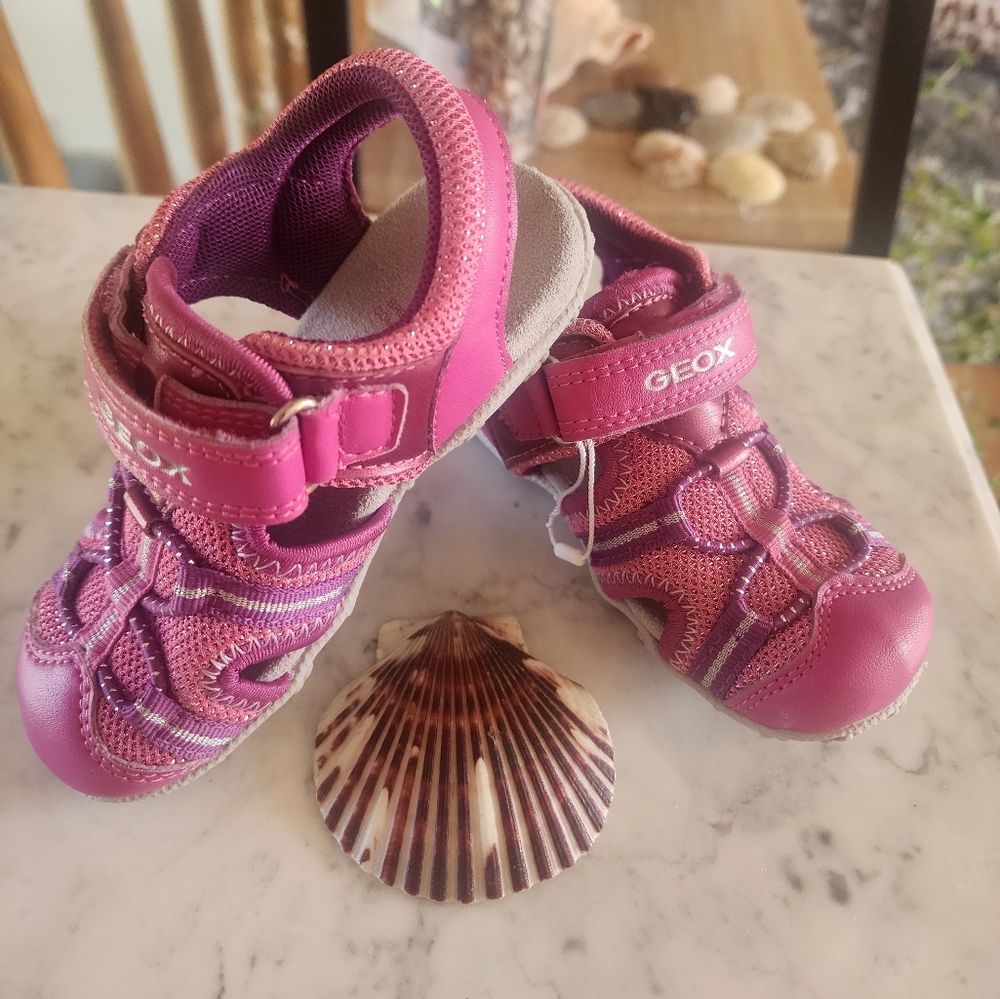 BNWT Geox Girls closed toe sandals
